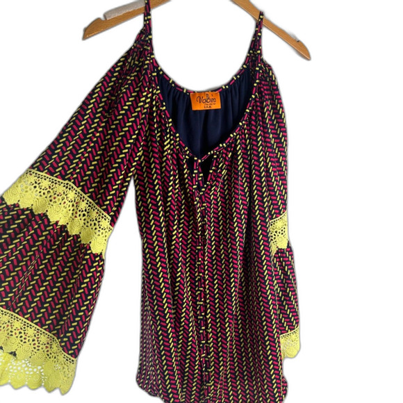 Voom by Joy Han Geometric Cold Shoulder Vneck Bell Embroidered Sleeve Top Sz SM - Picture 1 of 9